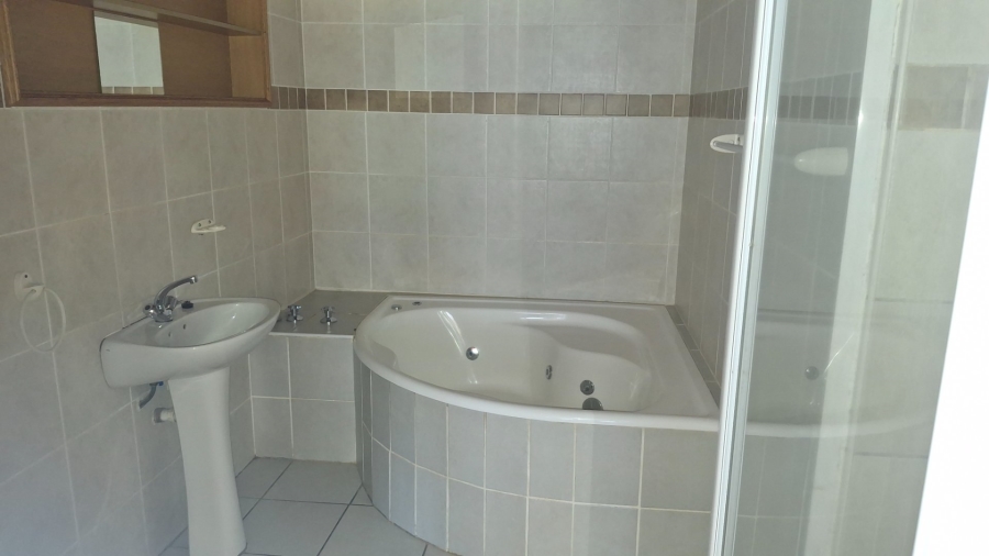 To Let 5 Bedroom Property for Rent in Humansdorp Eastern Cape